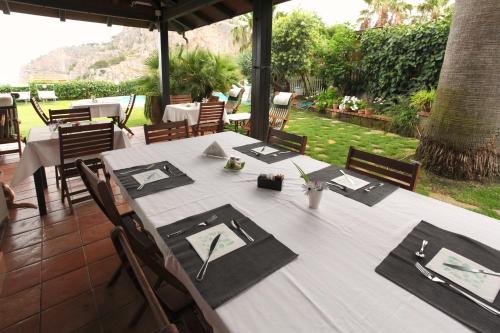 Un jardín fuera de B&B Villa Di Giorgi
