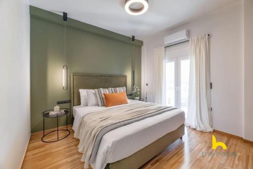 Top-Floor Oasis, King-Bed & Whirlpool, Acropolis!
