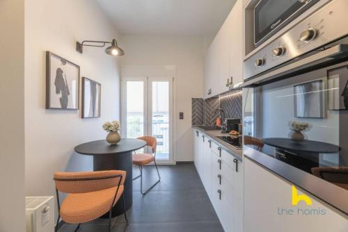 Top-Floor Oasis, King-Bed & Whirlpool, Acropolis!