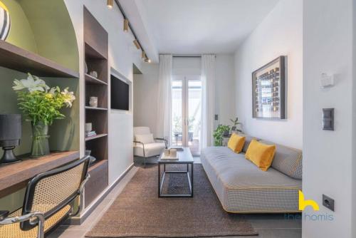 Top-Floor Oasis, King-Bed & Whirlpool, Acropolis!