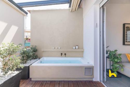 Top-Floor Oasis, King-Bed & Whirlpool, Acropolis!