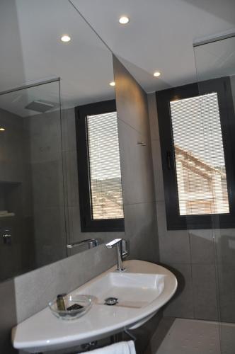 a bathroom with a sink and a mirror at Apartamentos Las Moradas in La Ginebrosa