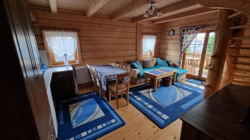 an overhead view of a living room of a log cabin at Domki Szwajnosówka in Witów