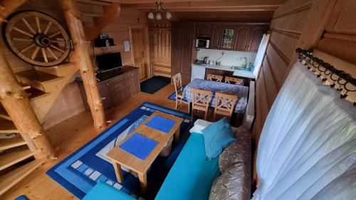 an overhead view of a living room and kitchen in a log cabin at Domki Szwajnosówka in Witów