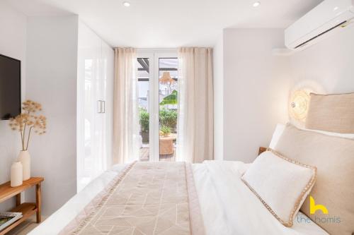 Rooftop Hideaway w Large Private Patio near Metro