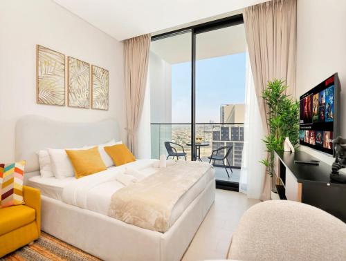 Spacious Studio with Balcony Pool & Gym
