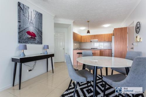 a dining room and kitchen with a table and chairs at Southbank Parkside Two-Bed Villa in Brisbane