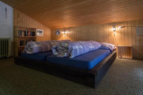 Posto letto in camera con parete in legno. di Gabrielenhaus a Wassen