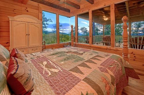 sypialnia z łóżkiem w drewnianym domku w obiekcie Mountain Magic #73 w mieście Sevierville
