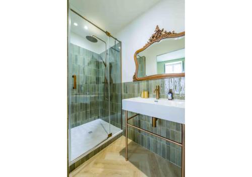 a bathroom with a sink and a shower at Goncourt42 in Nîmes