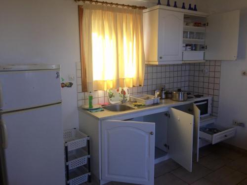 Dapur atau dapur kecil di AVRA Apartments & Studios