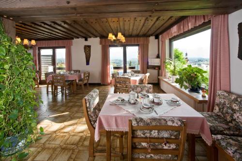 Gallery image of Hotel Garni Frühstückspension Neff in Velden am Wörthersee