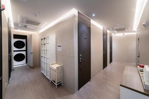 a hallway with a walk in closet in a room at HiMate Dongdaemun in Seoul