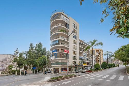 Modern 1 Bedroom Apartment, Steps from the Sea & Downtown