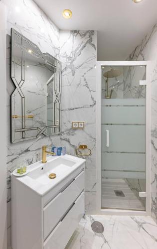 Modern 1 Bedroom Apartment, Steps from the Sea & Downtown