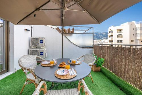 Modern 1 Bedroom Apartment, Steps from the Sea & Downtown