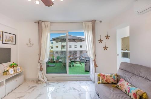 Modern 1 Bedroom Apartment, Steps from the Sea & Downtown