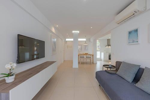 Bright Apartment Close to the Sea