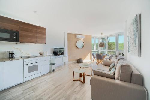Studio Close to the Beach with Sea Views and Pool