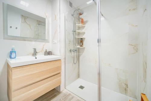 Studio Close to the Beach with Sea Views and Pool