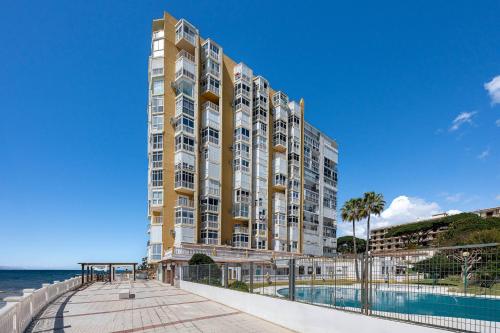 Studio Close to the Beach with Sea Views and Pool