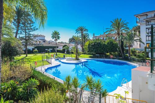 Cozy 1 Bedroom Apartment with 2 Pools & Tennis Court