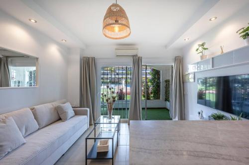 Cozy 1 Bedroom Apartment with 2 Pools & Tennis Court