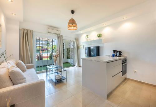 Cozy 1 Bedroom Apartment with 2 Pools & Tennis Court
