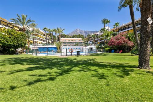 Cozy 1 Bedroom Apartment with 2 Pools & Tennis Court