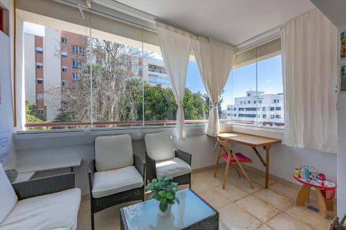 Elegant Apartment, Steps from the Sea with Parking Included