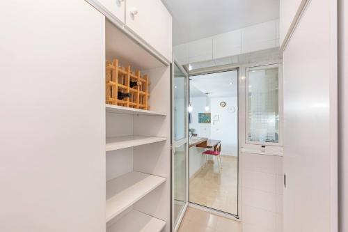 Elegant Apartment, Steps from the Sea with Parking Included