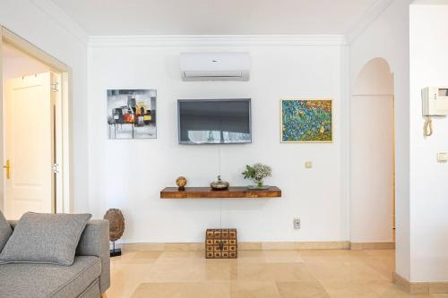 Elegant Apartment, Steps from the Sea with Parking Included