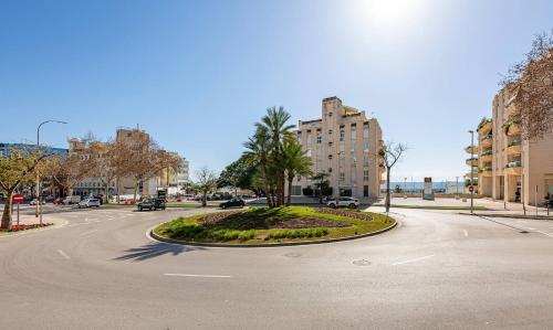 Elegant Apartment, Steps from the Sea with Parking Included