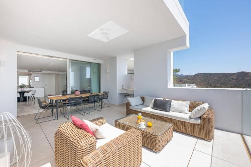 Casa Kolibri, 5m from Marbella, Apartment with Stunning Views