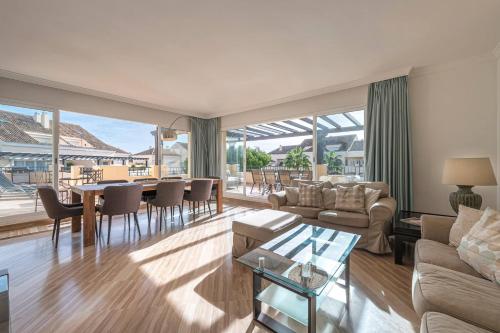 Amazing 4Br Apart. Parking, Pool, Close to the Sea