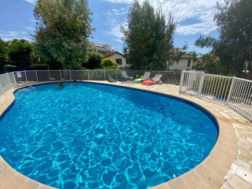 בריכת השחייה שנמצאת ב-Studio, piscine או באזור