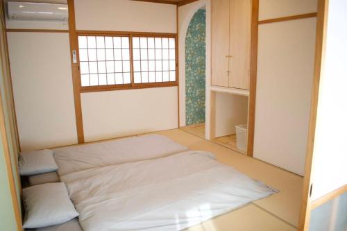 a room with a bed in the corner of a room at 有馬ヴィラ桜の家 1日1限定 貸し切りのリバーサイドヴィラ in Kobe