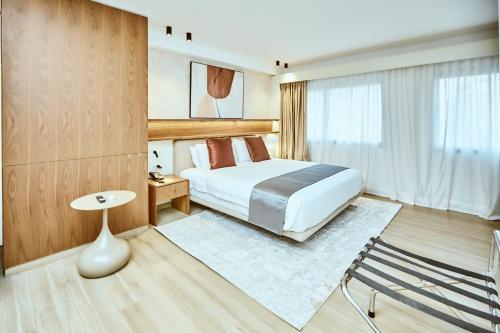 Llit o llits en una habitació de Hôtel Ivotel Abidjan