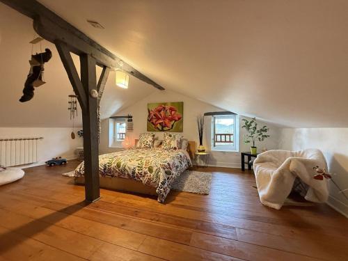 una camera da letto con un letto e un tavolo in una stanza di Legarrea a Ustaritz