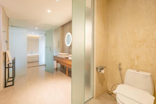 a bathroom with a toilet and a sink at Marianna Resort And Convention Tuktuk - Samosir, Marclan Collection in Tuktuk Siadong