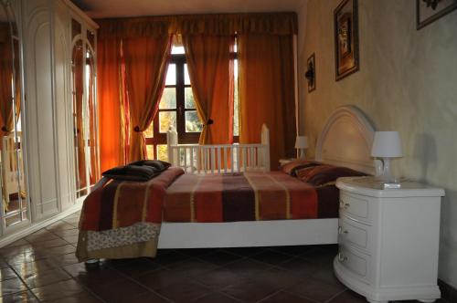 a bedroom with a bed and a window at Cascina tra le vecchie vigne con piscina in Canale