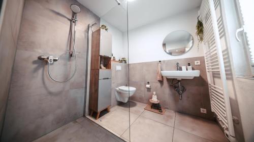 a bathroom with a shower and a toilet and a sink at FlexHome Stilvolle Ferienwohnung in Lippstadt