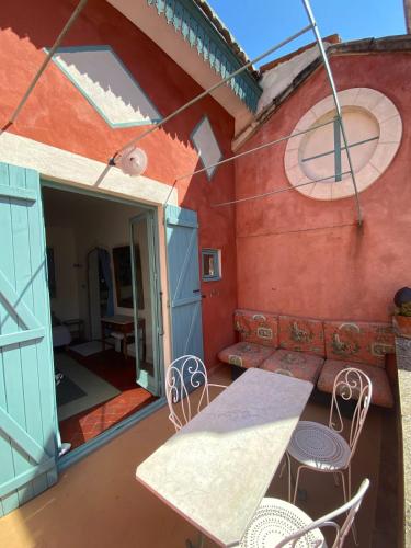 Syrius - Artist's apartment with terrace and view