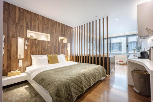 Bright Private Studio in Central Psyri l King Bed
