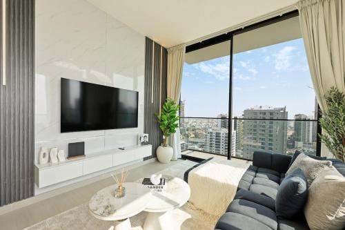 Golden Stays - Private Pool Modern 2BR Oasis in JVC