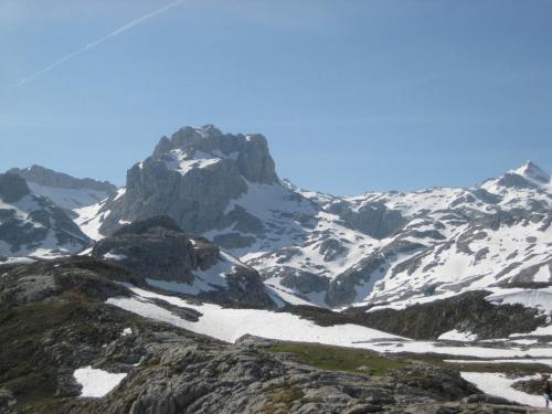 a snowy mountain range with snow covered mountains at Hotel Rebeco in Fuente De