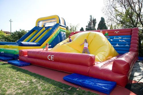 a group of inflatable bouncy castles and slides at Happy Camp Mobile Homes in Camping Cisano San Vito in Bardolino