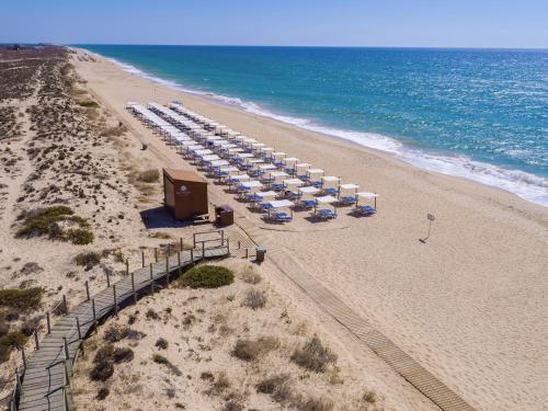 an overhead view of a beach with umbrellas and the ocean at Ria Park Hotel & Spa in Vale do Lobo