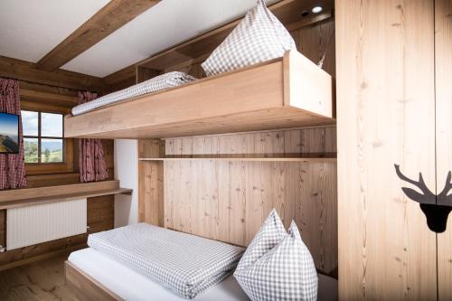 a bedroom with two bunk beds in a cabin at Bergchalet Rauchenhof in Reith im Alpbachtal