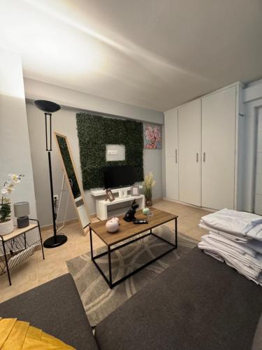 Aiolos cozy GLYFADA near the centre